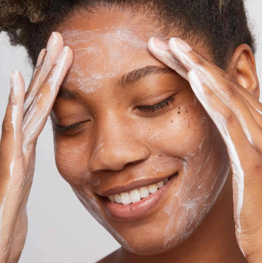 Dermalogica Daily Microfoliant påføring på ansikt