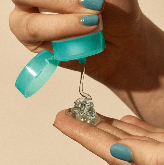 clear start cooling aqua jelly påføring hender