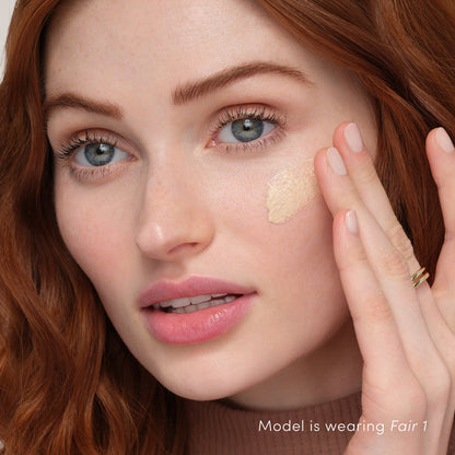 jane iredale HydroPure Tinted Serum Fair 1 på modell