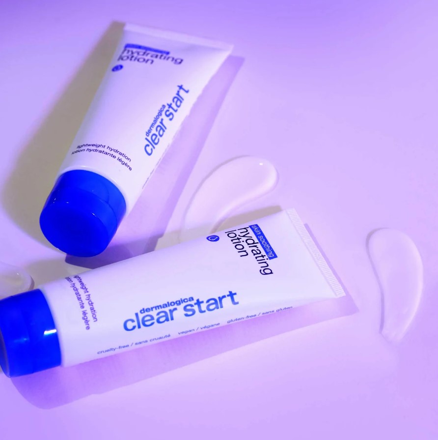 clear start skin soothing hydrating lotion miljøbilde med lilla lys