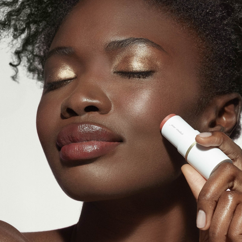 jane iredale Glow Time Blush Stick påføring modell
