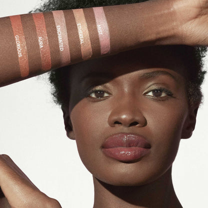 jane iredale Glow Time Blush Stick modell med 5 swatches på arm